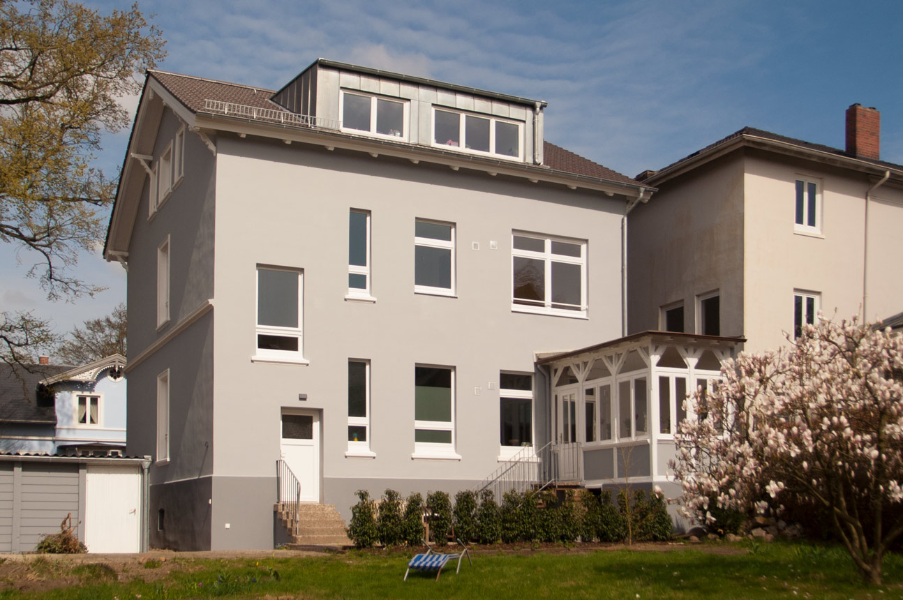 Mehrfamilienhaus als Gartenansicht