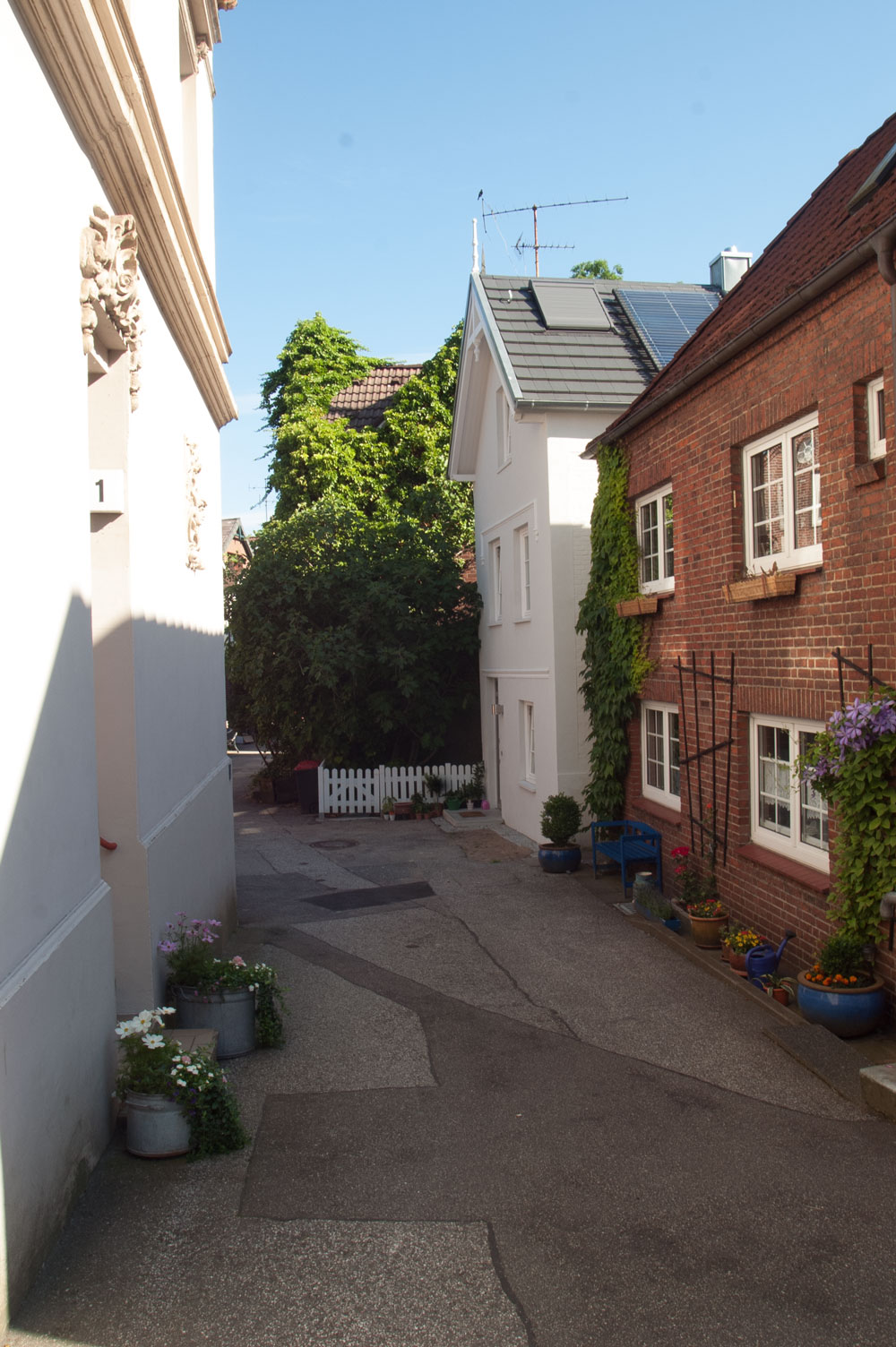 Einsicht in die kleine Straße mit Dachansicht